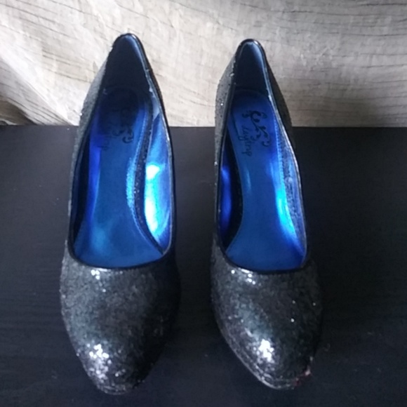 Shoes - Picture 3 of 4